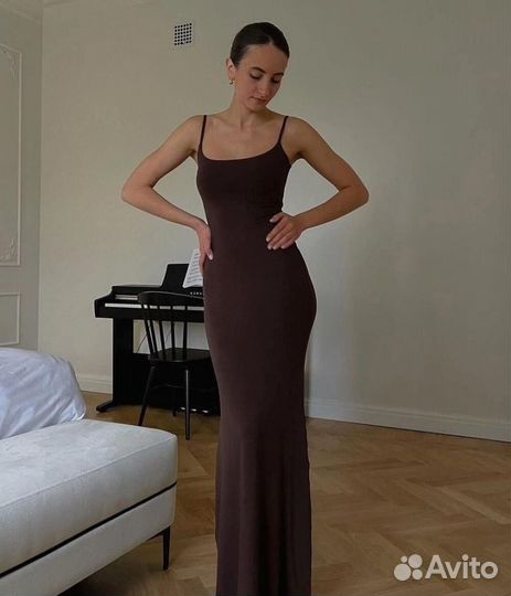 Трикотажное платье макси skims