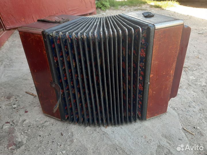 Шуйская гармонь в хорошем состоянии для своих лет