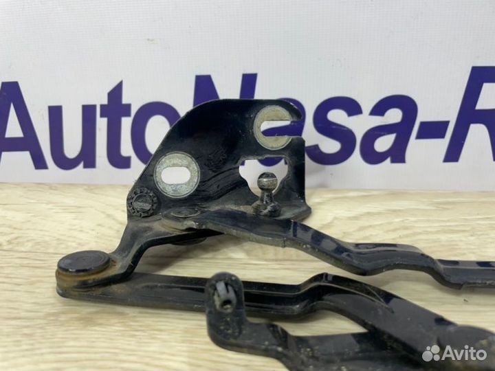 Петля крышки багажника правая Volkswagen Passat B5