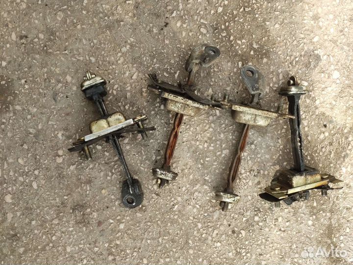 Петля задней двери ограничитель Киа кларус 2