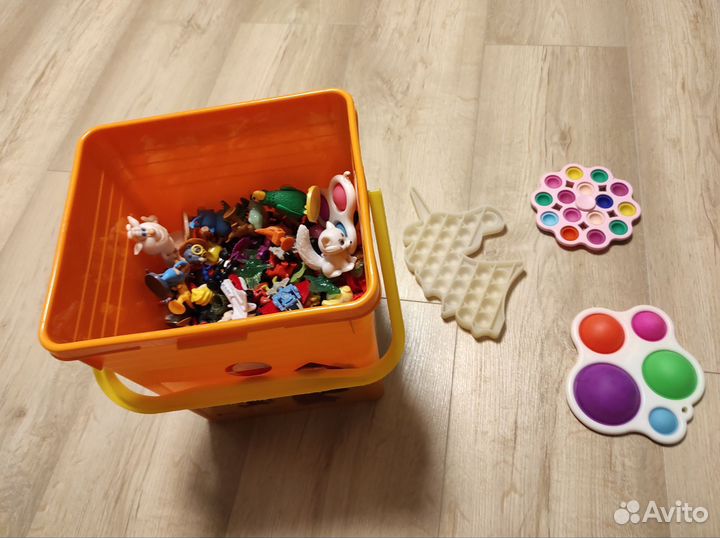 Настольные игры, книжки, мелкие игрушки