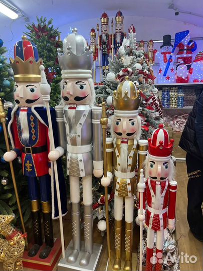 Статуи щелкунчиков