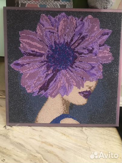 Девушка с цветком