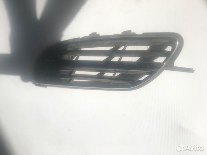 Решетка радиатора передняя левая Nissan Tino HV10