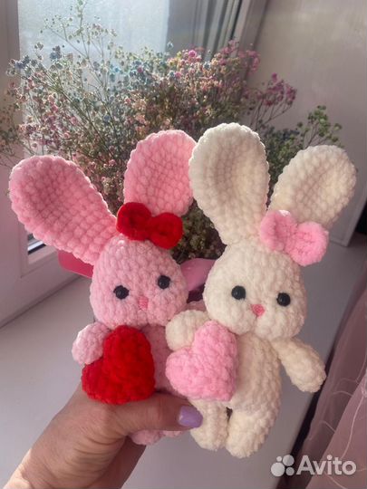 Вязаные игрушки заяц с сердцем