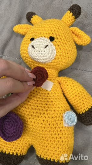 Развивающая вязаная игрушка жираф