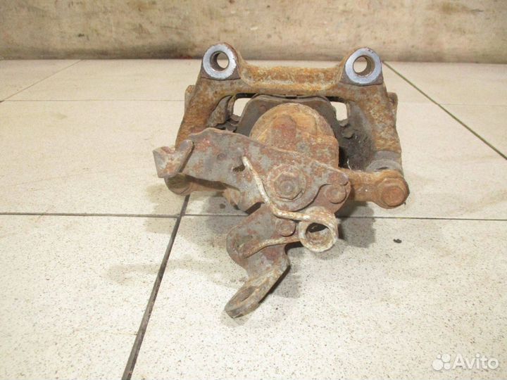 Суппорт задний правый VW Jetta 6 (1B)