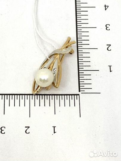 Золотая брошь с камнем