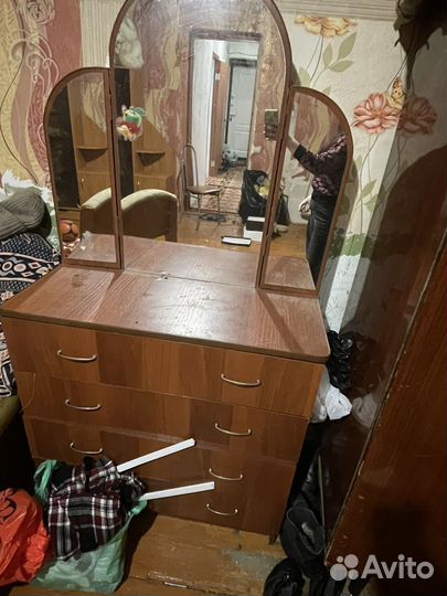 Трюмо с зеркалом