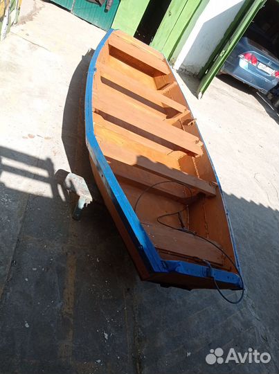 Лодка деревянная