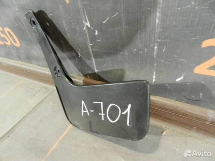 Брызговик задний правый -Nissan Tiida C11