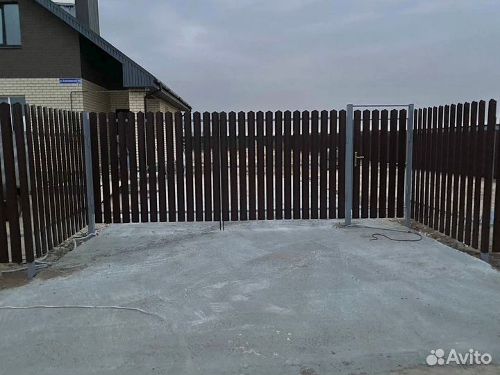 Забор штакетник / евроштакетник с калиткой и ворот