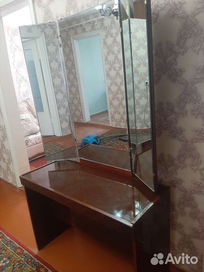 Туалетный столик с зеркалом