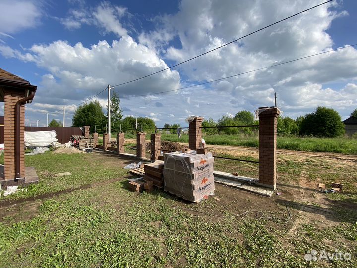 Кирпичный забор произв Алютех прочн гарант. 10 лет