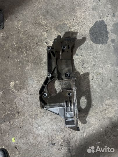 Кранштейн 038903143А 1.9sdi Volkswagen Golf lV