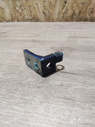 Петля двери Skoda Octavia A5