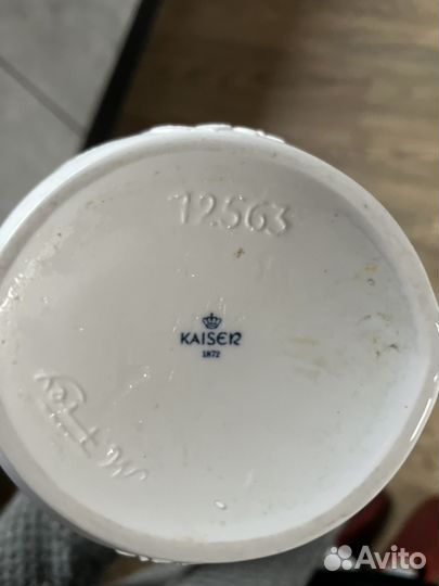 Белая фарфоровая ваза