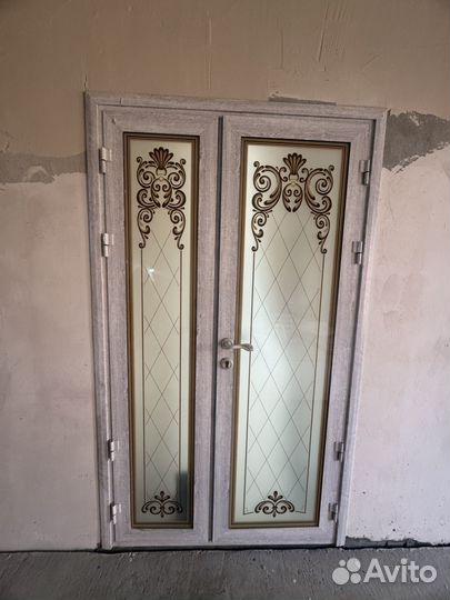 Алюминиевые входные двери со стеклом