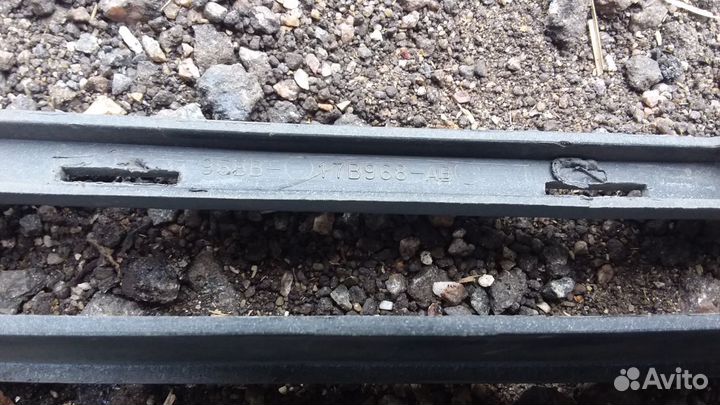 Решетка переднего бампера Ford Mondeo 96-00