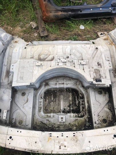 Ниша запасного колеса Volkswagen Touareg