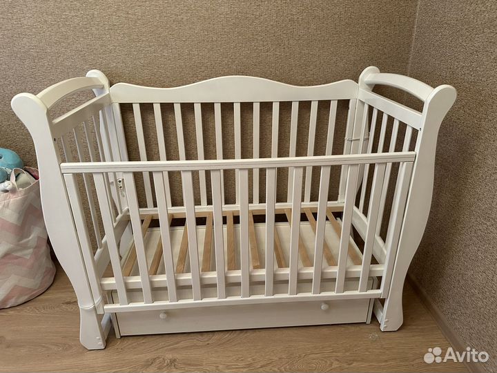 Детская кроватка с маятником