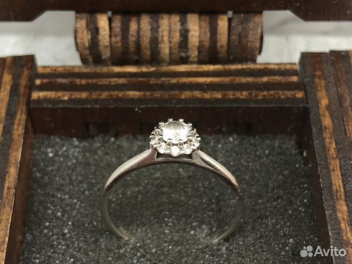 Кольцо из белого золота 585 пробы, массой 1.6 грам