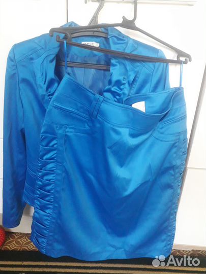 Костюм ярко голубого цвета