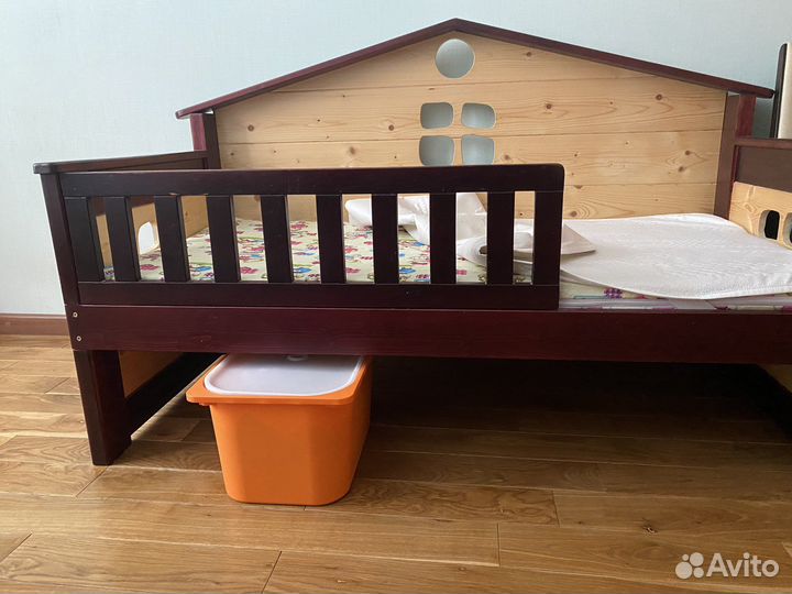 Детская кровать домик из дерева с матрасом