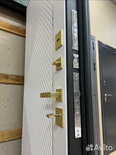 Входная дверь квартирная с золотом