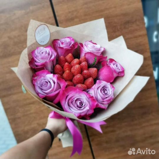 Шкатулка с клубникой в шоколаде и цветами