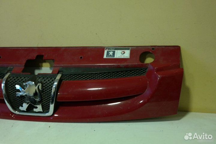 Решетка радиатора Peugeot Partner