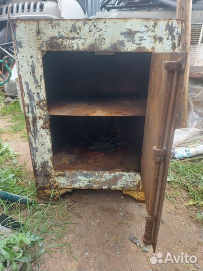 Сейф металлический