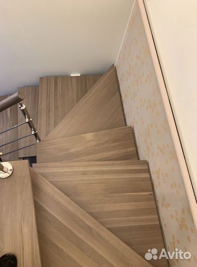 Лестница на металлокаркасе с поворотом