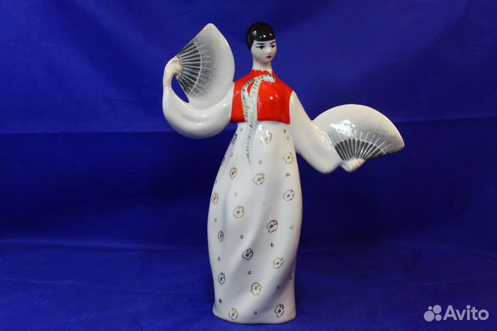 Фарфоровая статуэтка Девушка кореянка китаянка с д