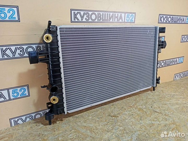 Радиатор охлаждения Opel Astra H (04-14г) AT