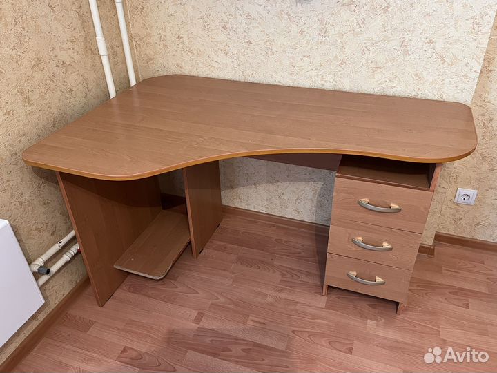 Компьютерный стол и кресло