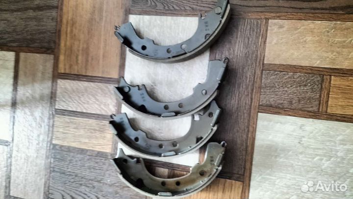 Тормозные колодки оригинал для toyota 4штуки