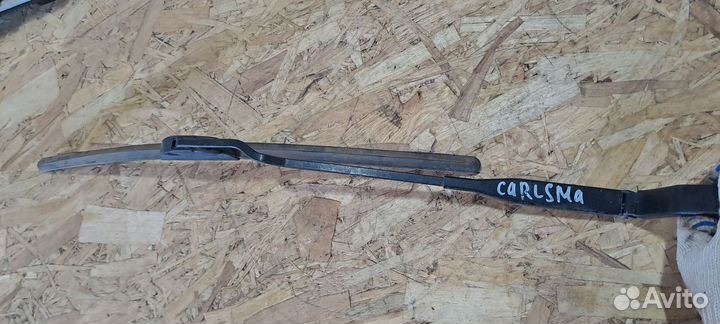 Поводок стеклоочистителя правый Carisma