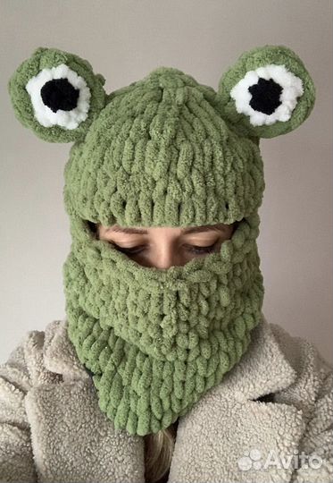 Плюшевая балаклава с глазами лягушки