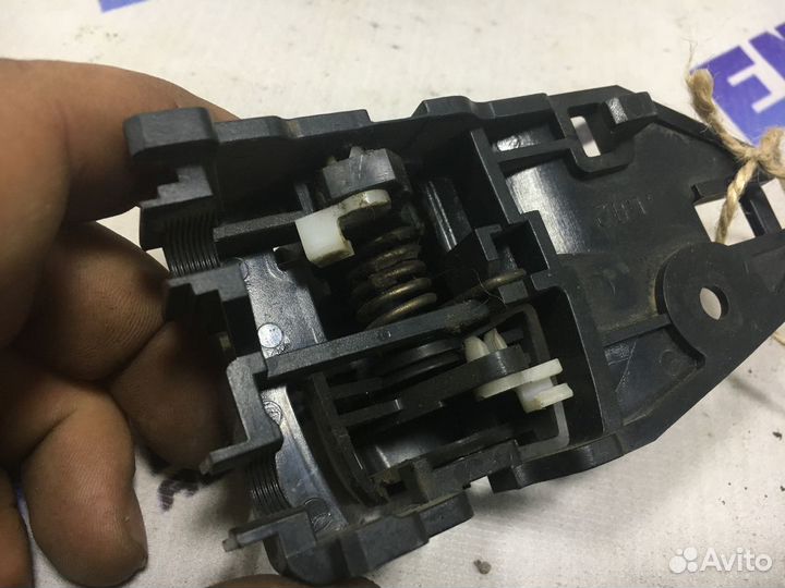 Ручка двери внутренняя левая Митсубиси Лансер 9