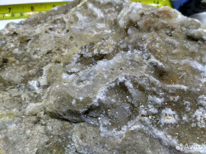 Большой камень с кристаллами