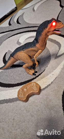 Динозавр на пульте управления