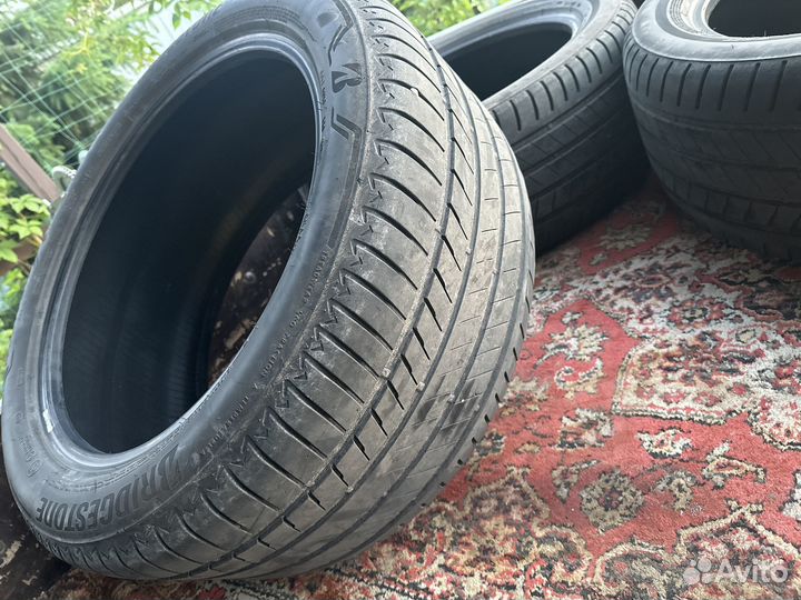 Bridgestone Alenza 001 275/4.5 R20 и 305/40 R20
