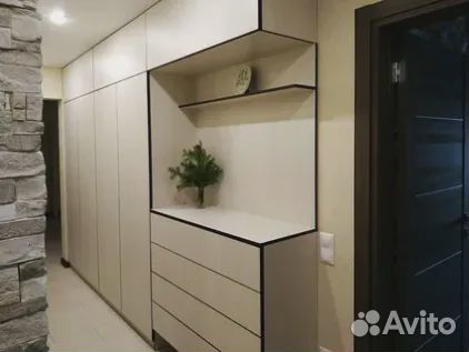 Узкий шкаф и обувница в прихожую