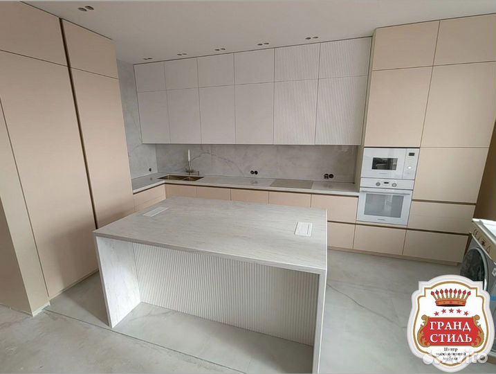 Кухня с рифлёными фасадами и гладкие эмаль