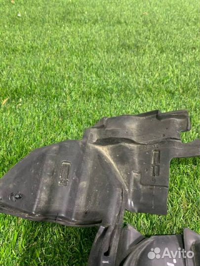 Уплотнитель двери передней правой Tesla Model S