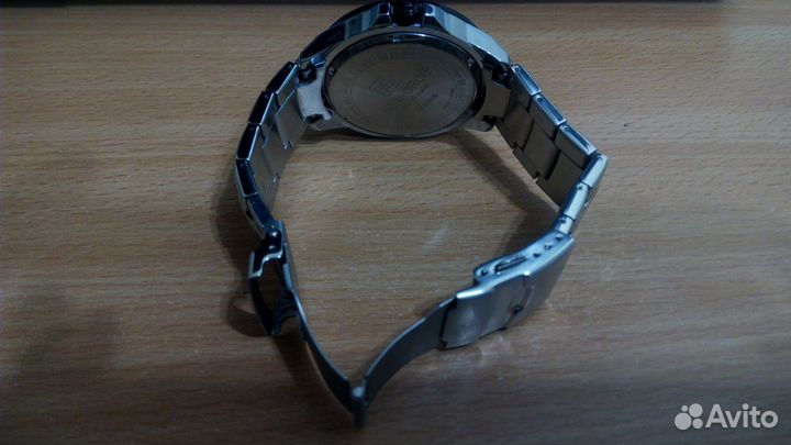 Кварцевые часы с датой и днем недели