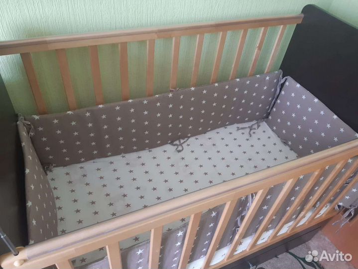 Детская кроватка с маятником
