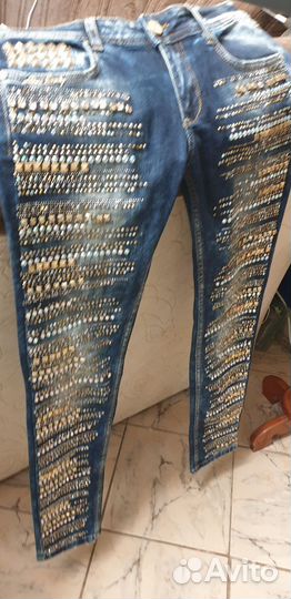Продаются нарядные джинсы со стразами б/ у