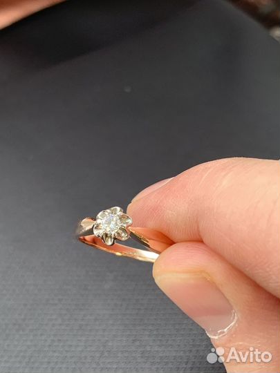 Золотое кольцо с бриллиантом